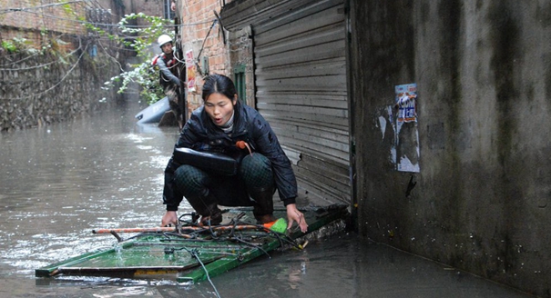广西柳州遭遇罕见冬季暴雨 居民乘竹筏脱围