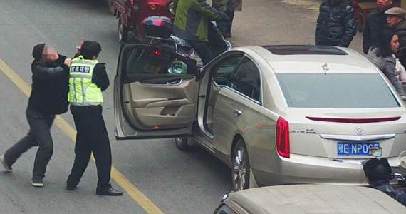 湖北一司机违停被查殴打交警 叫嚣&ldquo;老子就是有钱&rdquo;