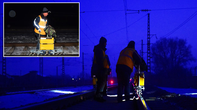 寒冬里的铁路探伤工