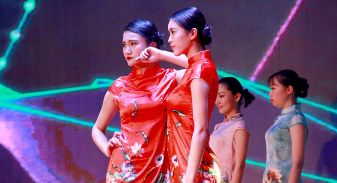 古城西安上演旗袍秀 海派京派轮番登台