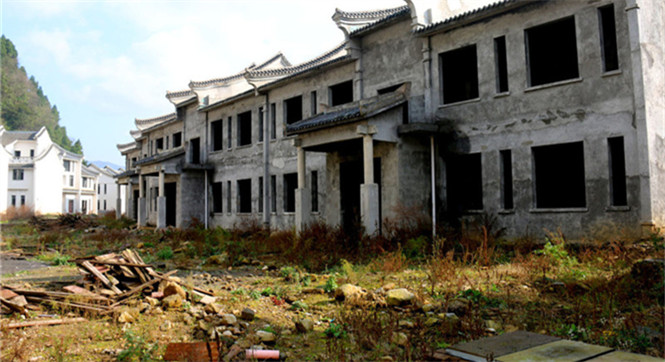 遵义惊现百套别墅&ldquo;烂尾&rdquo;满地狼藉