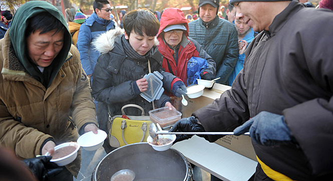 中国各地民众喝粥过&ldquo;腊八&rdquo;