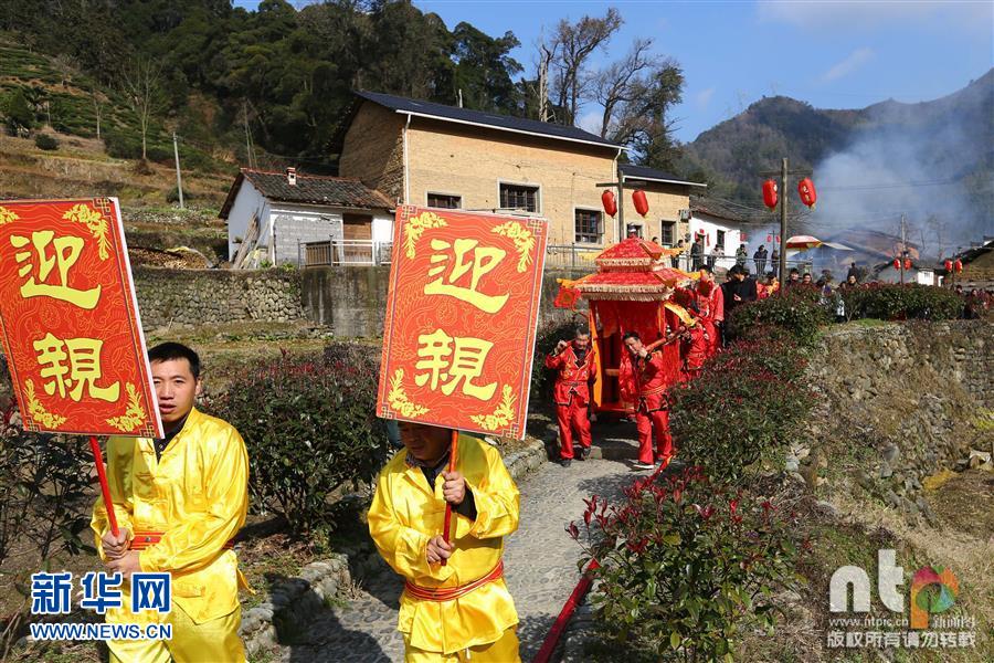 实拍徽式古典婚礼现场：&ldquo;状元郎&rdquo;骑马进村落