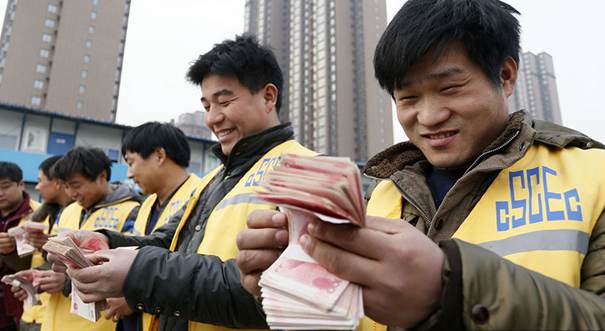 郑州一工地当场发农民工百万工资　承诺永不欠薪