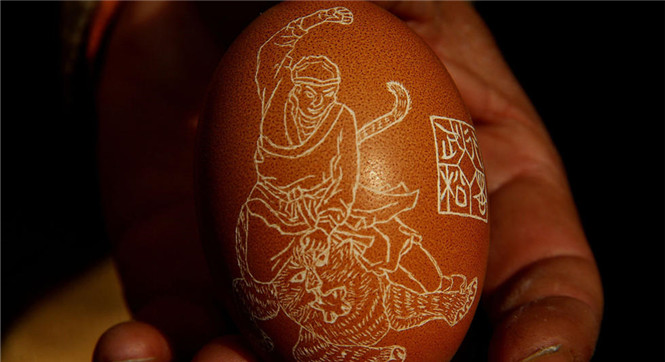 花甲老人鸡蛋上雕刻&ldquo;水浒108将&rdquo;