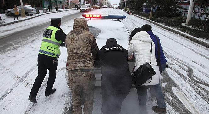 贵州：警车送产妇遇凌冻天气 警民齐力推车