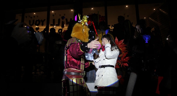 武汉上演真人版《大话西游》求婚