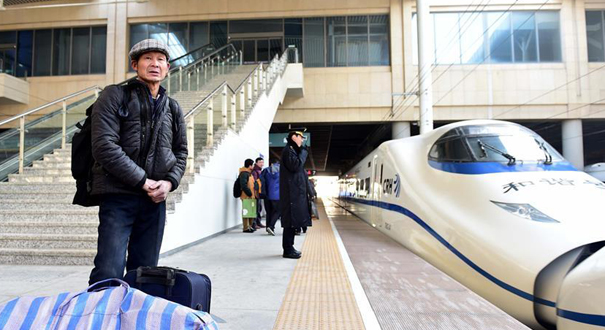 农民工朱传来：乘着高铁回家过年