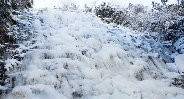 安徽黄山现罕见冰瀑奇观 气势磅礴