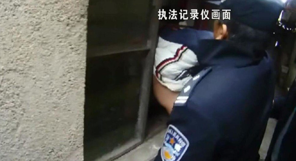 江苏一笨贼作案被卡窗户 民警解救后将其抓捕