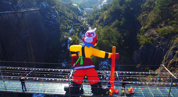 石牛寨玻璃桥现巨型&ldquo;齐天大圣&rdquo;