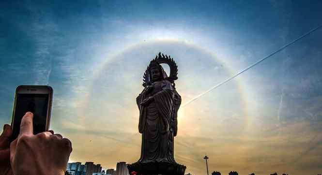 武汉归元寺大佛上空现&ldquo;日晕&rdquo;景观 美爆朋友圈