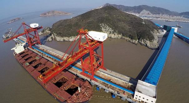 舟山鼠浪湖30万吨码头停靠首艘外轮