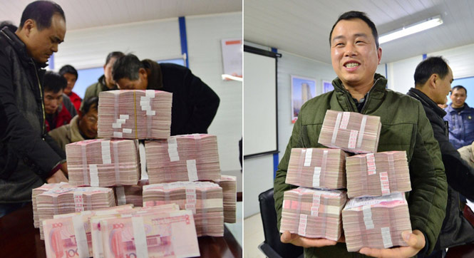 上海一施工单位堆起百万现金给工人发工资