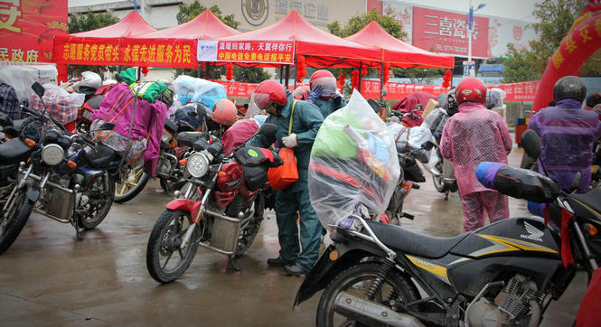 &ldquo;铁骑大军&rdquo;寒潮中返乡 腿绑麻袋保暖防尘