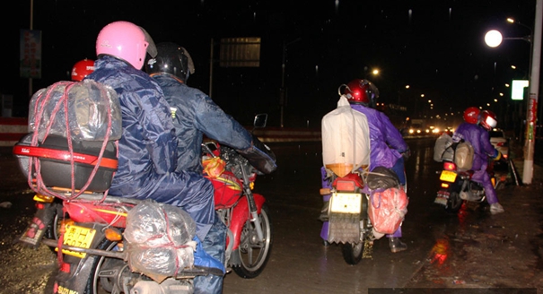 广西&ldquo;铁骑大军&rdquo;寒潮中返乡 腿绑麻袋保暖防尘