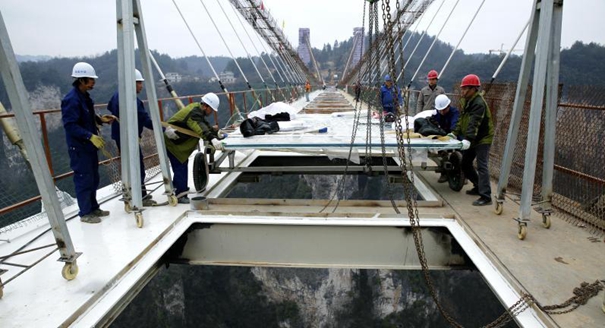 张家界大峡谷玻璃桥面玻璃首装成功