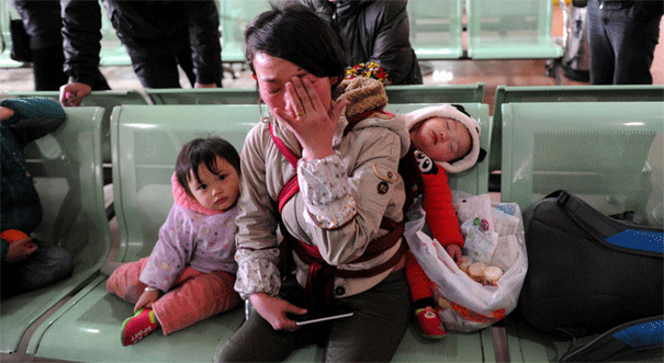 女子带俩娃买车票 1500元血汗钱被骗光