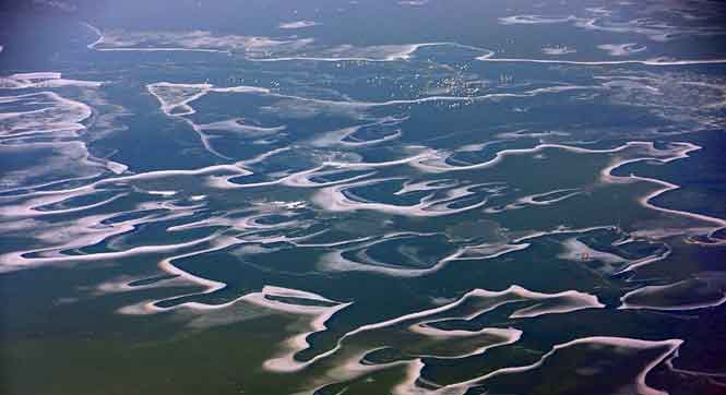 黄河大面积结冰美如画 冰层似婉转丝带