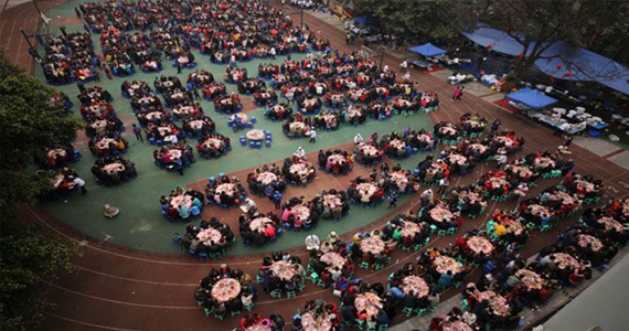 重庆爱心企业家摆百家宴 请街坊邻居吃团年饭