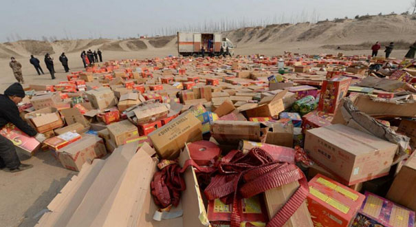 北京警方农家乐翻墙趴窗 查获3100箱违禁烟花爆竹