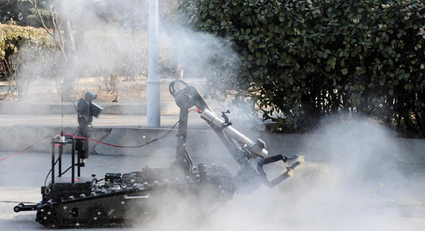 济南警方演练防暴恐 机器人销毁遥控炸弹