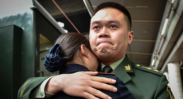 【春运故事】月台上的&ldquo;团圆&rdquo;