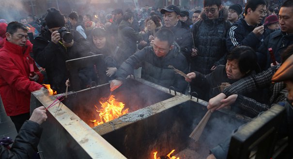数万名香客大年初一北京雍和宫进香祈福