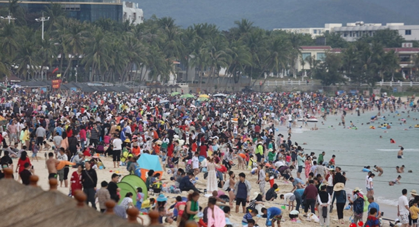海南大年初一游人如潮 海滨浴场"煮饺子"