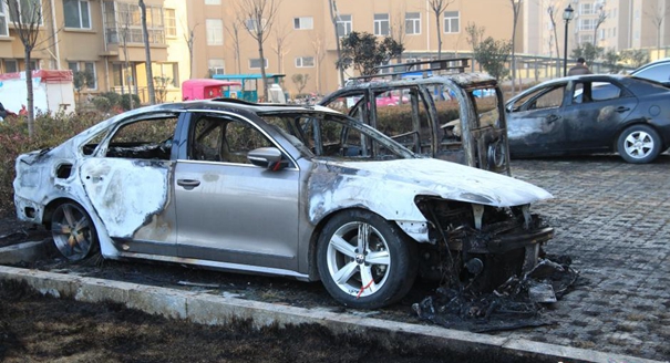 山东一小区多辆汽车烧成骨架 疑因燃放鞭炮所致