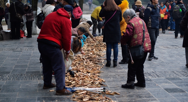 贵阳：市民大年初一空手出门 抱柴（财）归家
