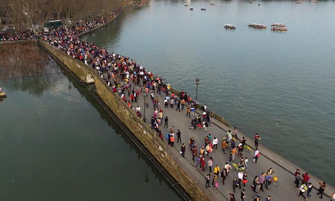 杭州天气晴暖 西湖景区游客络绎不绝