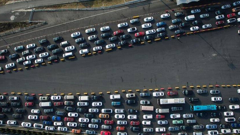 各地陆续迎返程车流 高速现钢铁&ldquo;长龙&rdquo;