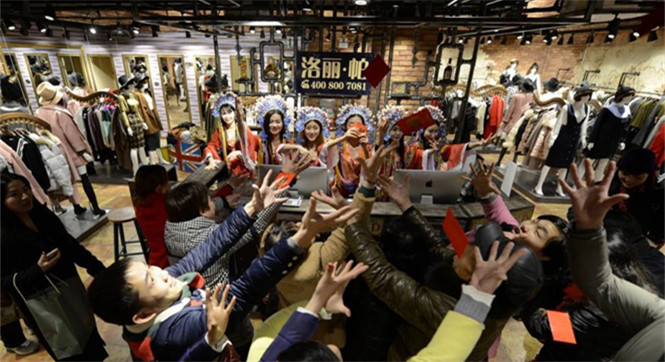 长沙&ldquo;女财神&rdquo;撒红包庆新春 遭顾客哄抢