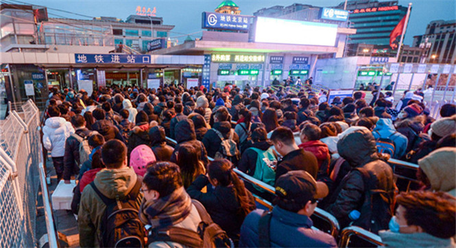 北京站迎返京客流高峰 人满为患