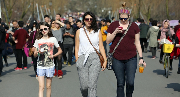 杭州高溫似&ldquo;盛夏&rdquo; 市民遊客清涼出街吸睛