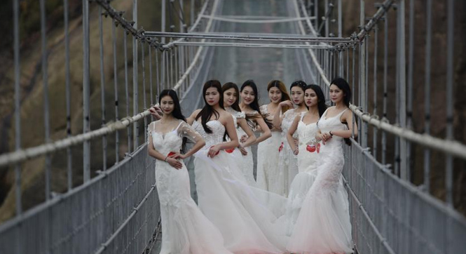 湖南石牛寨玻璃桥情人节上演高空婚纱秀