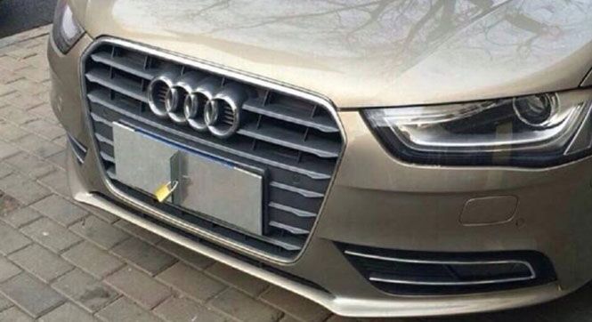 北京：奇葩&ldquo;车牌盒子&rdquo;锁车牌吸引路人侧目