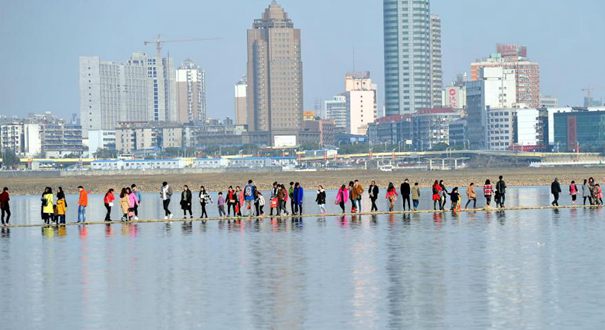 赣江现&ldquo;水落石出&rdquo;景象 市民游玩如&ldquo;水上漂&rdquo;