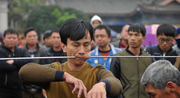 海南新春庙会上演惊心穿杖 银杖穿脸而过