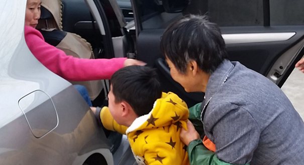 留守儿童和母亲分离 哭嚎：你们不能这样对我