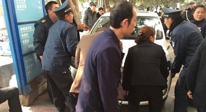 四川乐山：小车阻挡生命通道 众人合力抬开