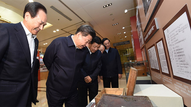 习近平来到新华社调研