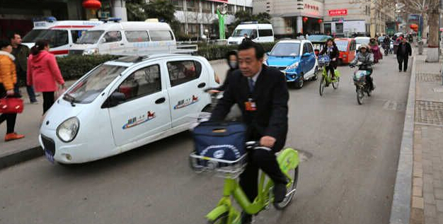 河南安阳多数代表委员骑自行车参加&ldquo;两会&rdquo;