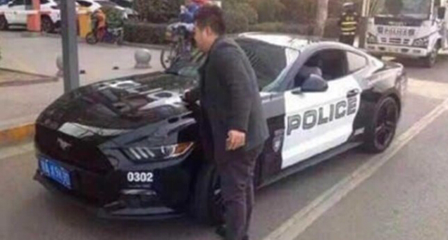 西安现美式&ldquo;警车&rdquo;遭交警拦停