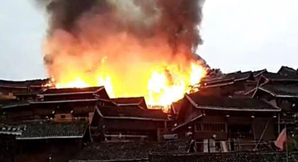 贵州剑河县一村寨发生寨火 60多栋房屋被毁