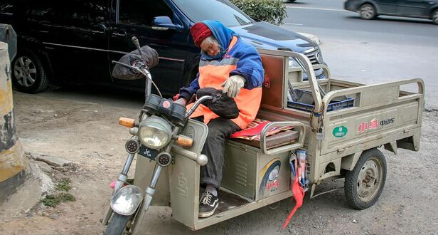 环卫工老人寒冬天坐车上睡着 感动网友