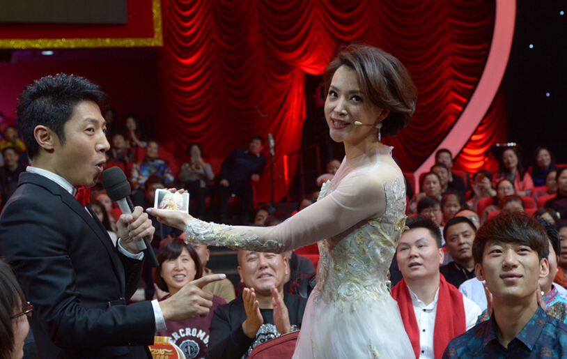 央视元宵晚会：董卿升级为魔术师