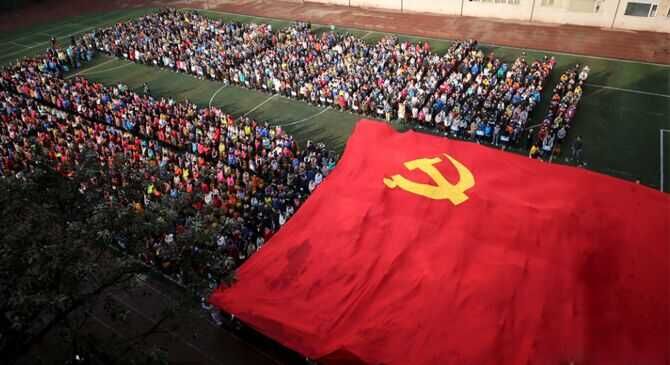 重庆一中学开学典礼传递90米宽巨幅党旗