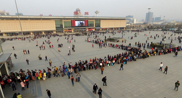 郑州上万名大学生排百米长队进地铁站 场面壮观